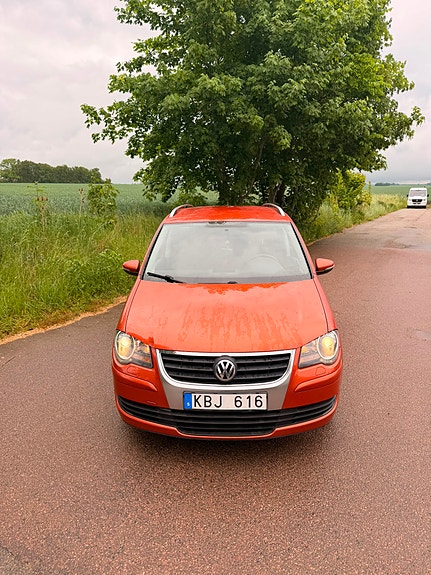 Volkswagen Touran 2 of 5