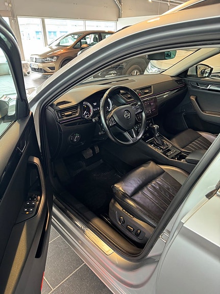 Skoda Superb 2 of 5