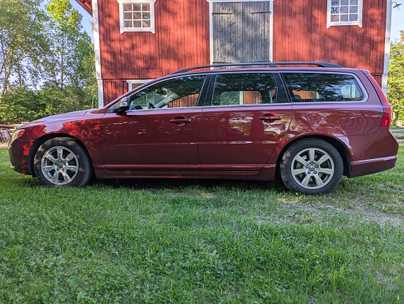 Volvo V70 2 of 8