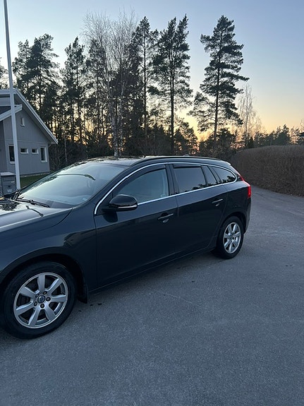 Volvo V60 2 of 7