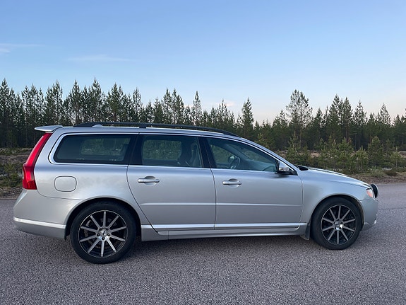 Volvo V70 2 of 13