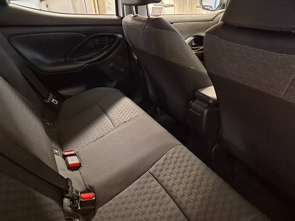 Toyota Yaris 12 of 12