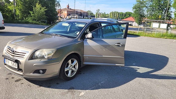 Toyota Avensis 4 of 5