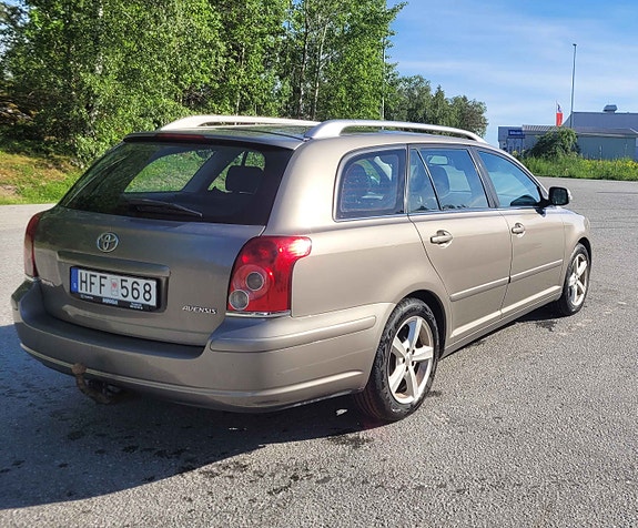 Toyota Avensis 2 of 5