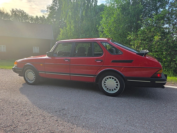 Saab 900 2 of 5