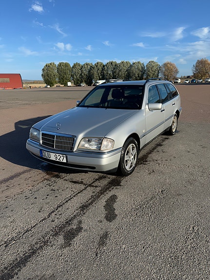 Mercedes-Benz C230 2 of 5