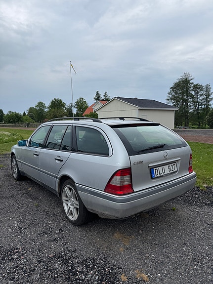 Mercedes-Benz C230 4 of 5