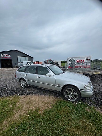 Mercedes-Benz C230 5 of 5