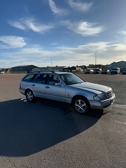 Mercedes-Benz C230 3 of 5