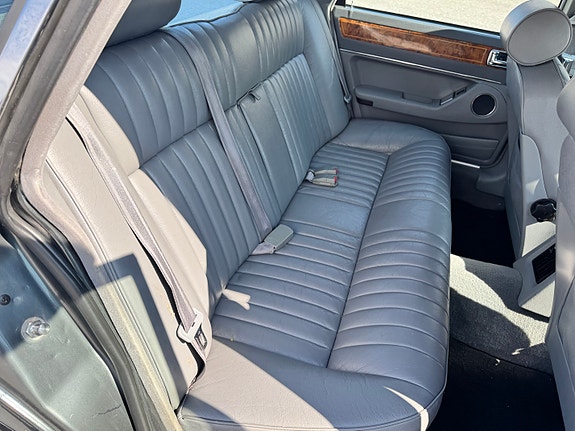Jaguar XJ40 11 of 15