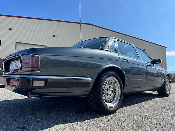 Jaguar XJ40 2 of 15