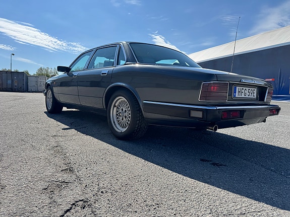 Jaguar XJ40 3 of 15