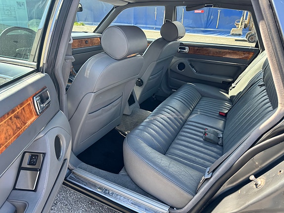 Jaguar XJ40 7 of 15