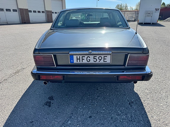 Jaguar XJ40 4 of 15