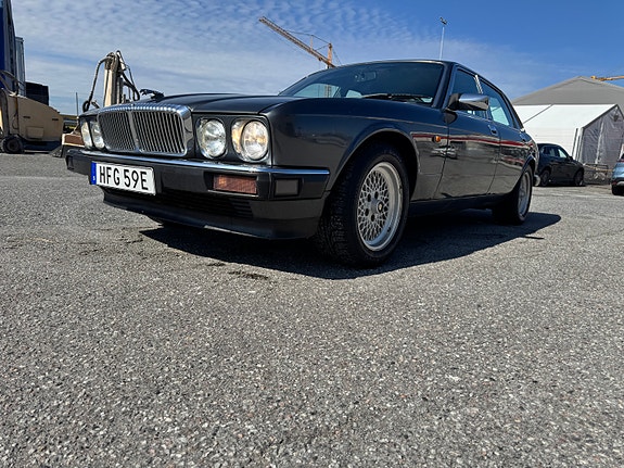 Jaguar XJ40 6 of 15