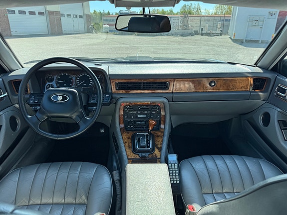 Jaguar XJ40 9 of 15