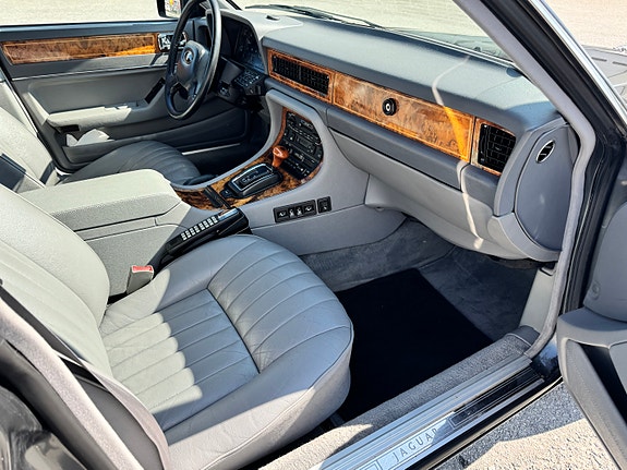 Jaguar XJ40 10 of 15