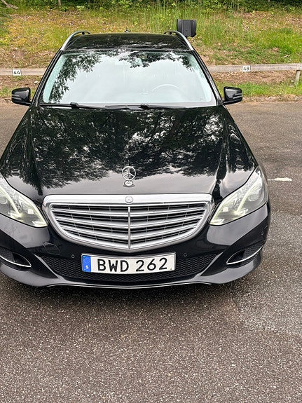 Mercedes-Benz E220 2 of 5