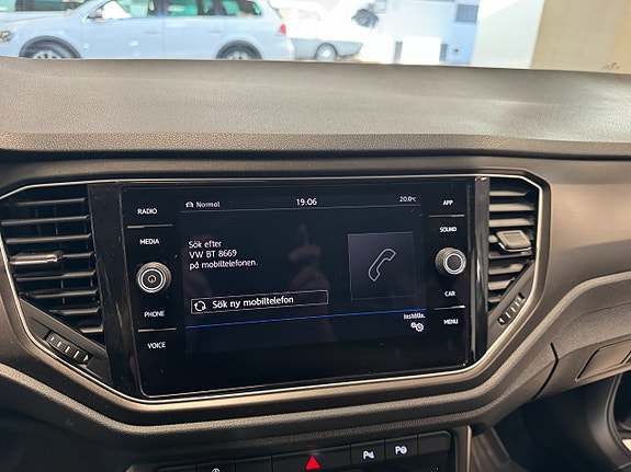 Volkswagen T-Roc 16 of 25