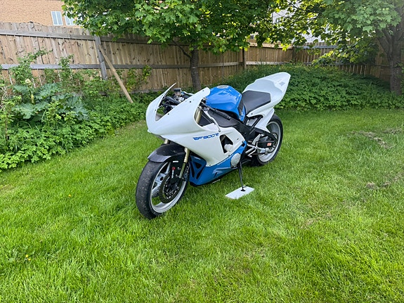 Yamaha R1 3 of 5