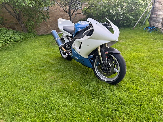 Yamaha R1 4 of 5