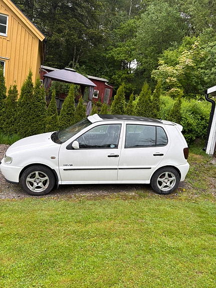 Volkswagen Polo 2 of 5