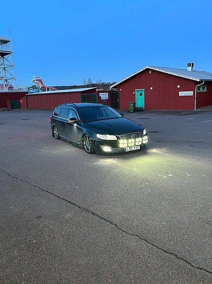 Volvo V70 3 of 17