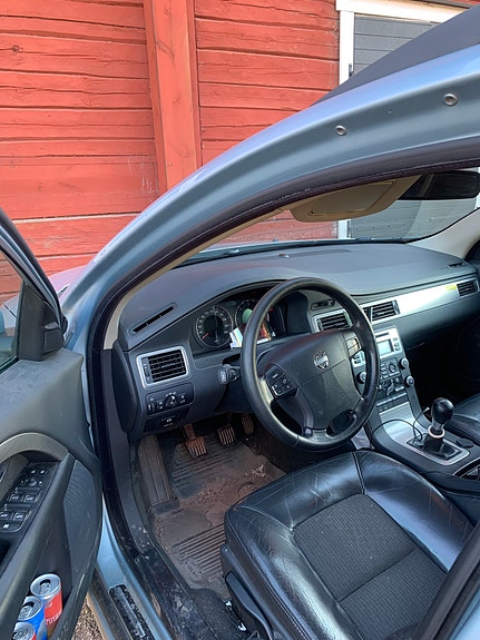 Volvo V70 2 of 3