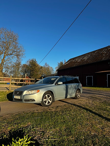Volvo V70 3 of 3