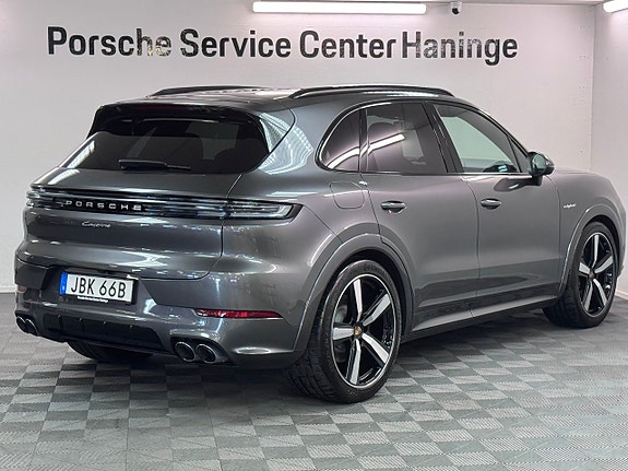 Porsche Cayenne 4 of 5