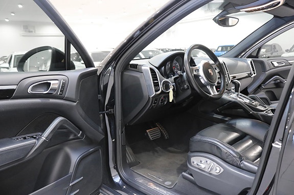 Porsche Cayenne S 12 of 30