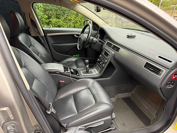 Volvo V70 3 of 5