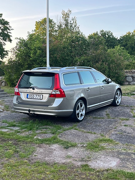 Volvo V70 2 of 5