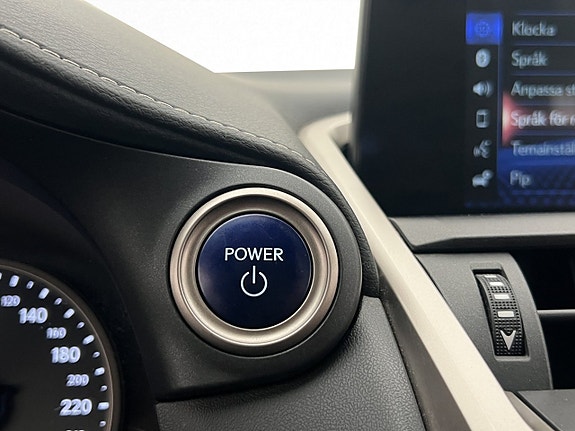 Lexus NX300h 18 of 30
