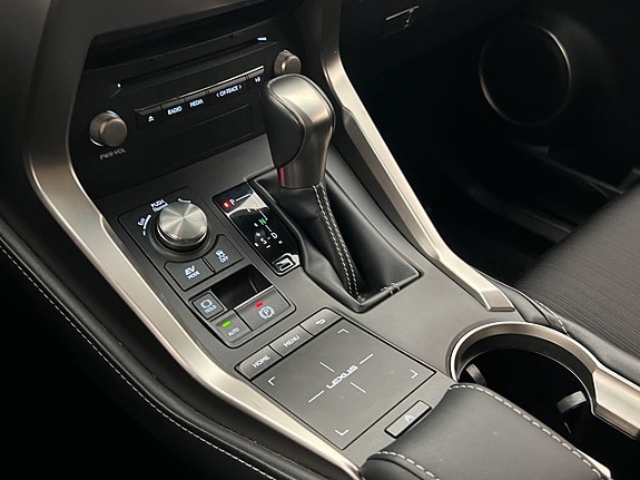 Lexus NX300h 24 of 30
