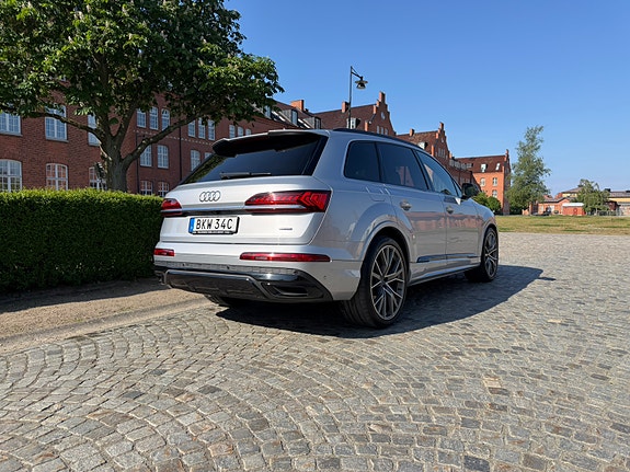 Audi Q7 2 of 5