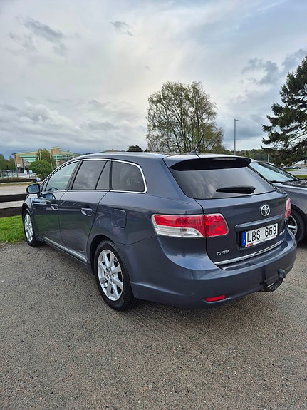 Toyota Avensis 2 of 5
