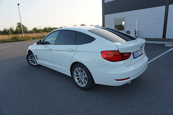 BMW 320d 3 of 17