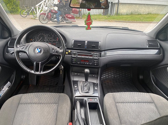 BMW 320i 11 of 13