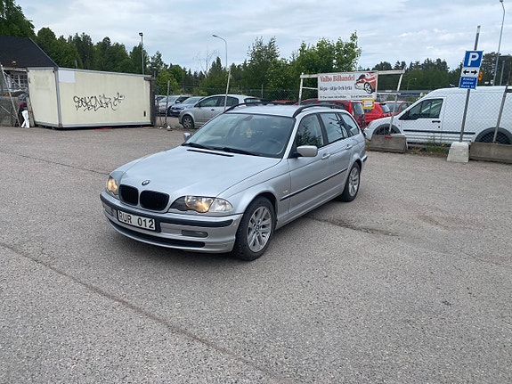 BMW 320i 2 of 5
