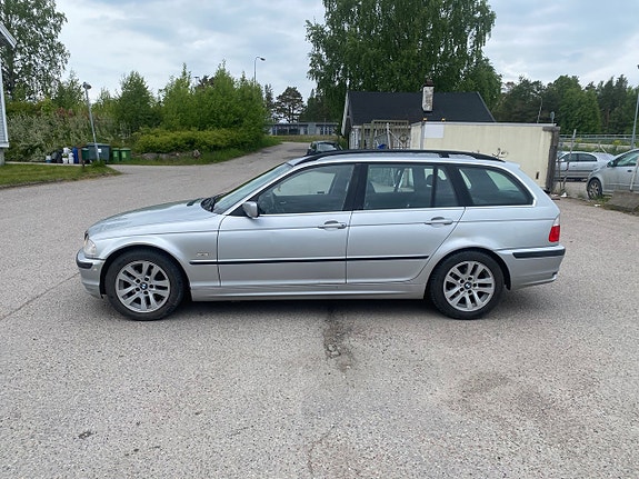 BMW 320i 3 of 5