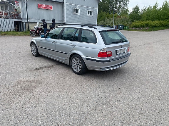 BMW 320i 4 of 5