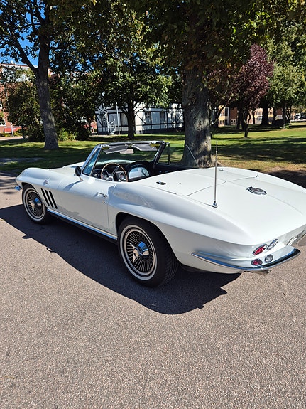 Chevrolet Corvette 4 of 5