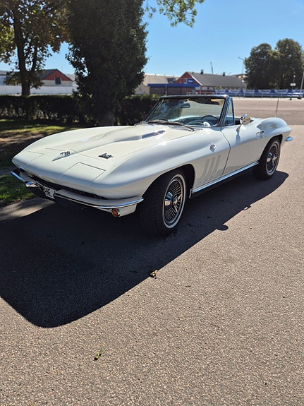Chevrolet Corvette 2 of 5