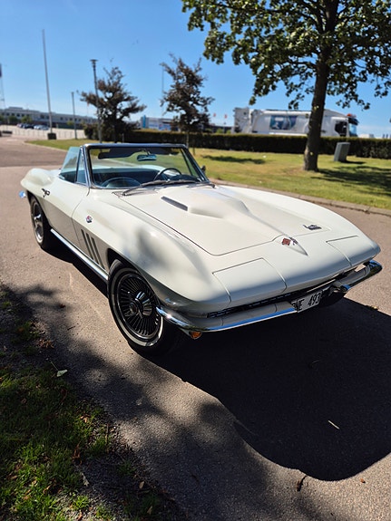 Chevrolet Corvette 3 of 5
