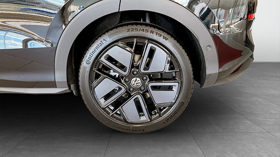 Volkswagen T-Roc 6 of 12