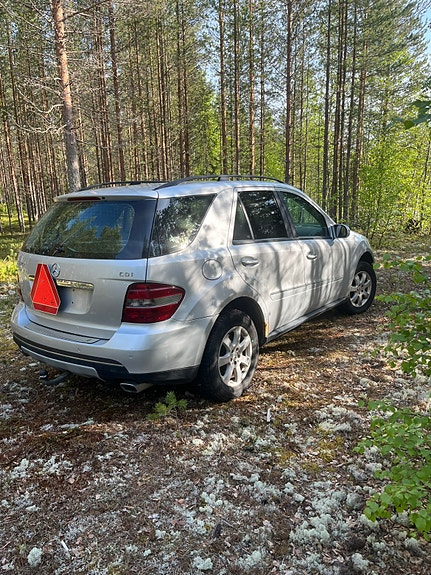 Mercedes-Benz ML320 4 of 5