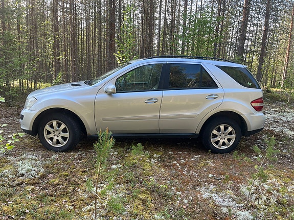 Mercedes-Benz ML320 2 of 5