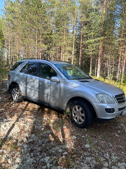 Mercedes-Benz ML320 3 of 5