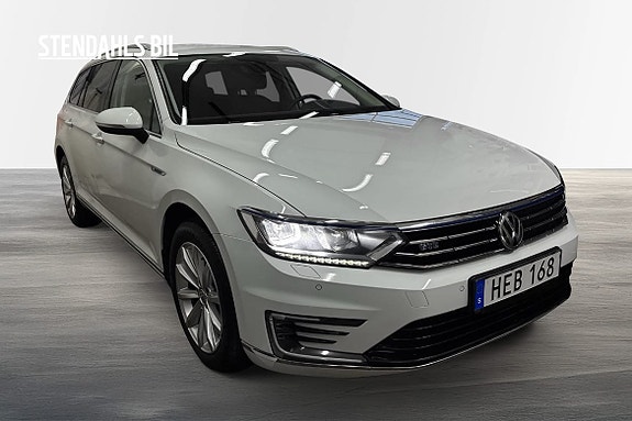 Volkswagen Passat 2 of 5